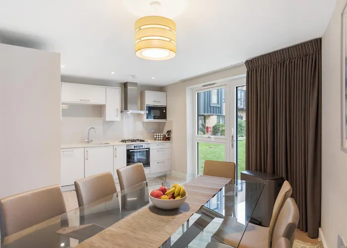 Modern 3Br Flat Quick Links To Ldn & Heathrow