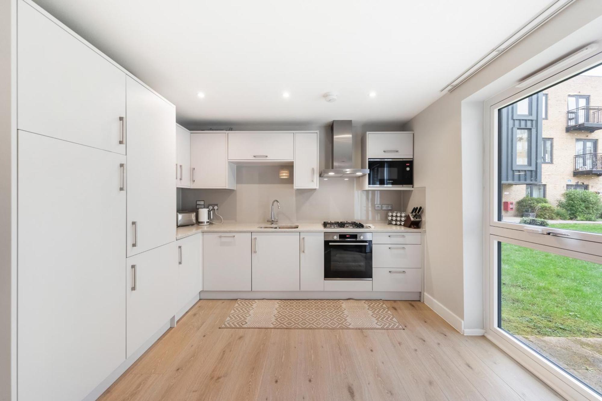 Modern 3br Flat Quick Links To Ldn & Heathrow Shepperton