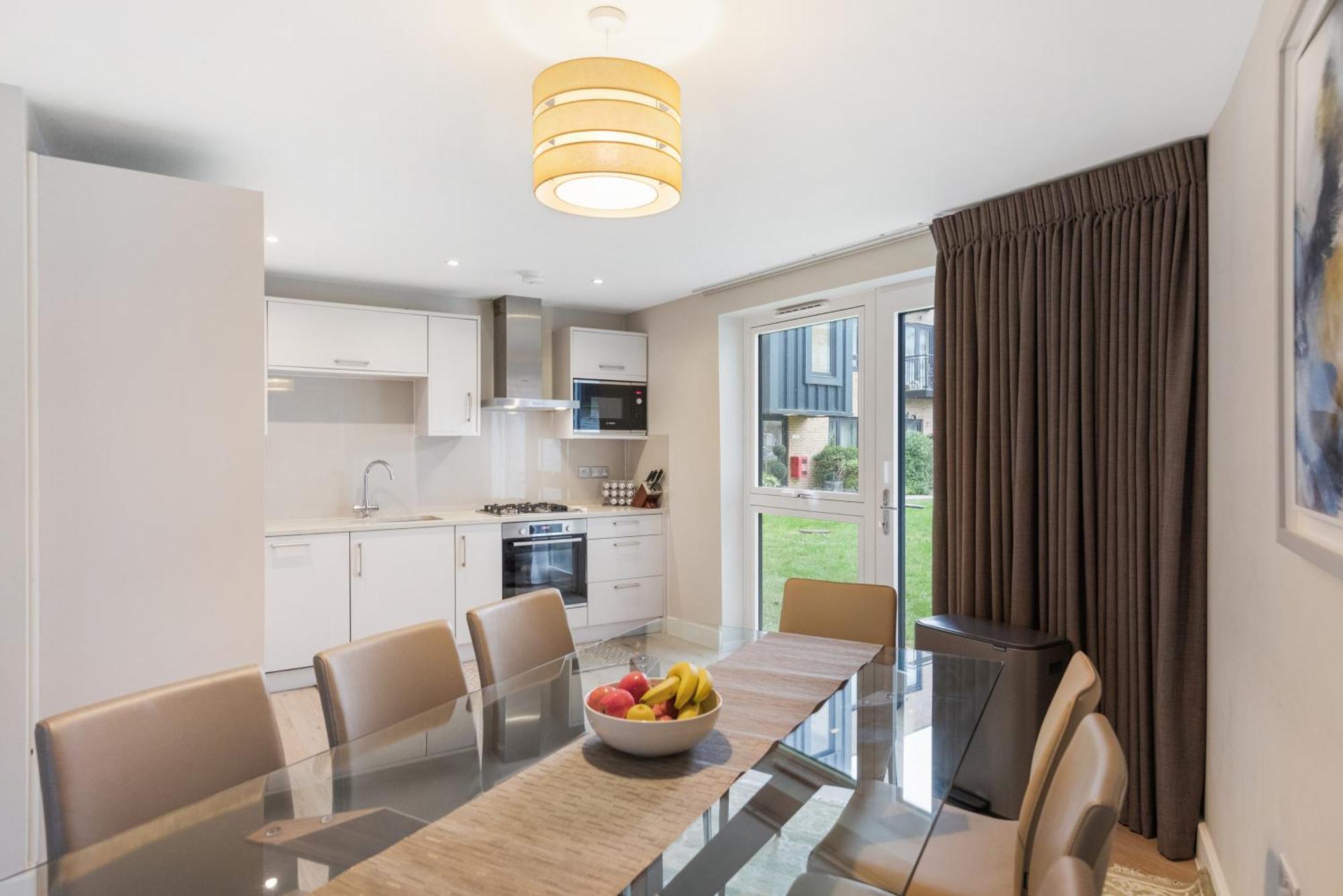 Modern 3br Flat Quick Links To Ldn & Heathrow Shepperton